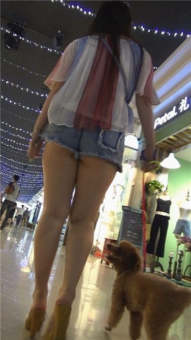 牵小狗的肥臀女孩[MP4/393MB]