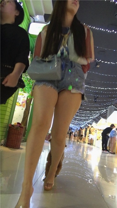 牵小狗的肥臀女孩[MP4/393MB]