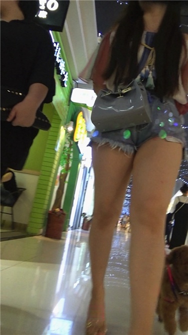 牵小狗的肥臀女孩[MP4/393MB]