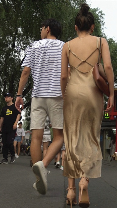 4K超清视频！性感开背金色包臀裙高跟美臀翘佳人[MP4/1GB]