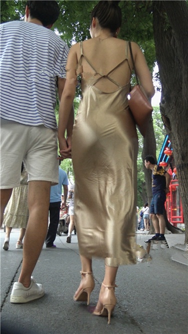 4K超清视频！性感开背金色包臀裙高跟美臀翘佳人[MP4/1GB]