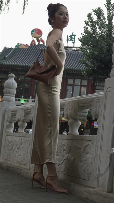 4K超清视频！性感开背金色包臀裙高跟美臀翘佳人[MP4/1GB]