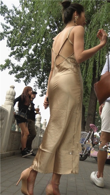 4K超清视频！性感开背金色包臀裙高跟美臀翘佳人[MP4/1GB]