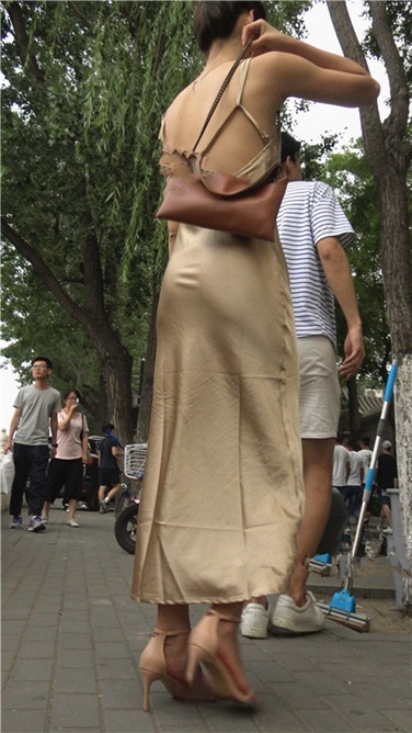 4K超清视频！性感开背金色包臀裙高跟美臀翘佳人[MP4/1GB]