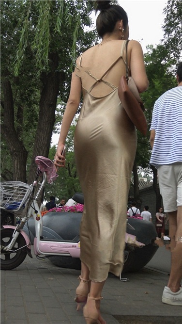 4K超清视频！性感开背金色包臀裙高跟美臀翘佳人[MP4/1GB]