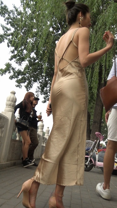 4K超清视频！性感开背金色包臀裙高跟美臀翘佳人[MP4/1GB]