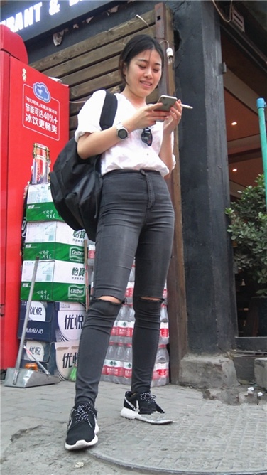 4K超清！喧扰的街头安静的你[MP4/2GB]