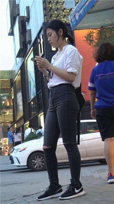 4K超清！喧扰的街头安静的你[MP4/2GB]