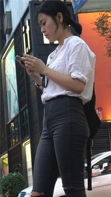 4K超清！喧扰的街头安静的你[MP4/2GB]