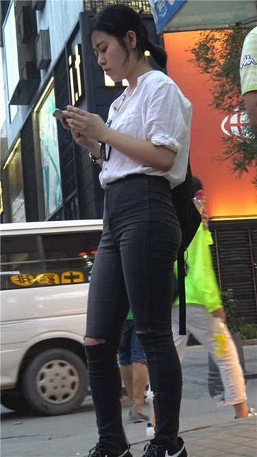 4K超清！喧扰的街头安静的你[MP4/2GB]