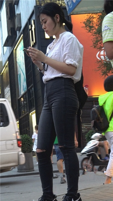 4K超清！喧扰的街头安静的你[MP4/2GB]