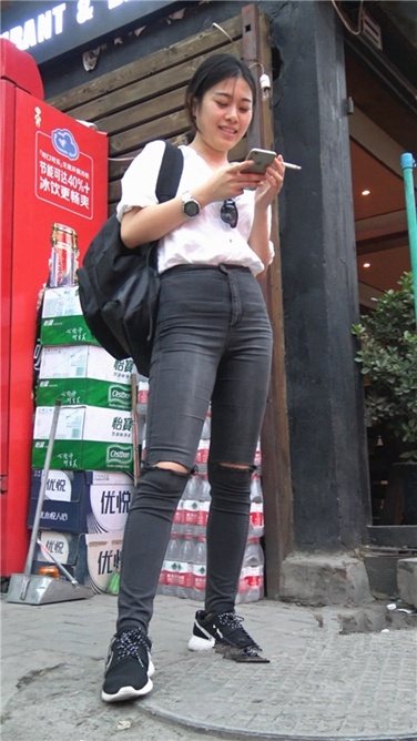 4K超清！喧扰的街头安静的你[MP4/2GB]