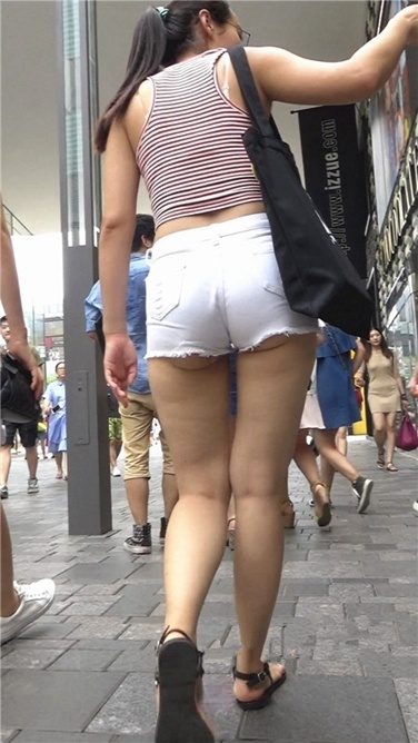 清纯的外表下，有着诱人的身材[MP4/598MB]