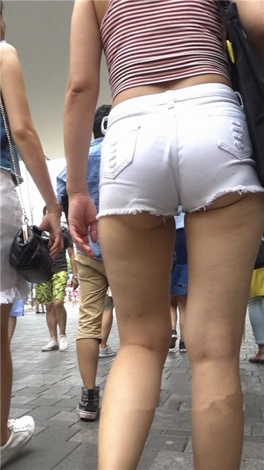 清纯的外表下，有着诱人的身材[MP4/598MB]