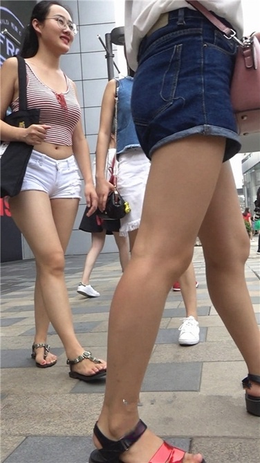 清纯的外表下，有着诱人的身材[MP4/598MB]