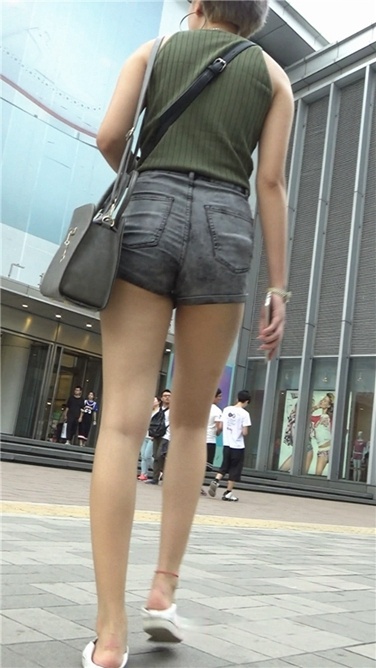 很有气质的长腿热裤美女[MP4/607MB]