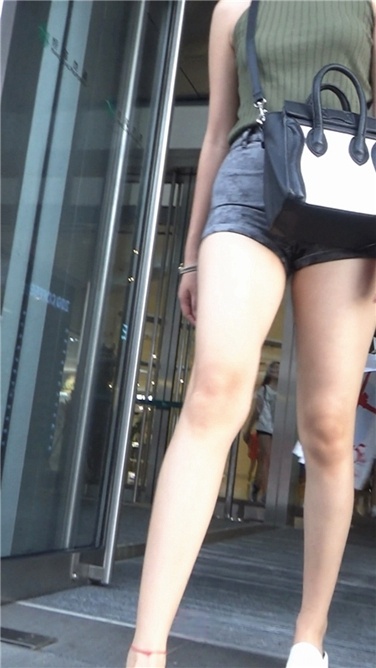 很有气质的长腿热裤美女[MP4/607MB]