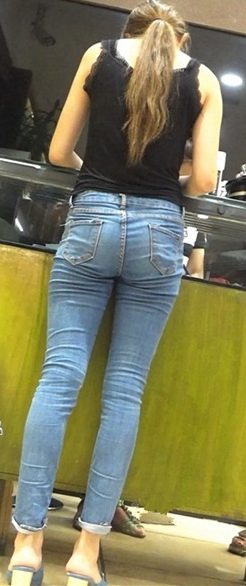 鞋店里犹豫不决的紧牛长腿青春美眉[MP4/1GB]