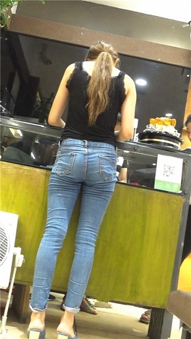 鞋店里犹豫不决的紧牛长腿青春美眉[MP4/1GB]