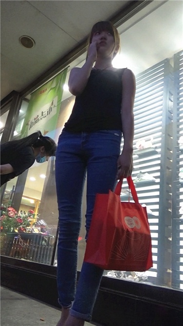 鞋店里犹豫不决的紧牛长腿青春美眉[MP4/1GB]