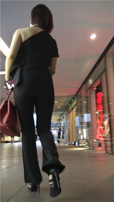 4K超清视频！丰腴紧身黑裤[MP4/954MB]