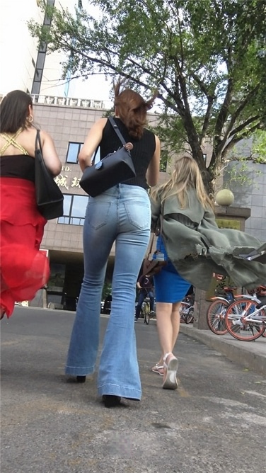 4K超清视频！高挑喇叭紧牛美女[MP4/954MB]