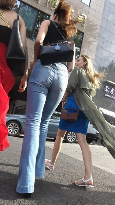 4K超清视频！高挑喇叭紧牛美女[MP4/954MB]