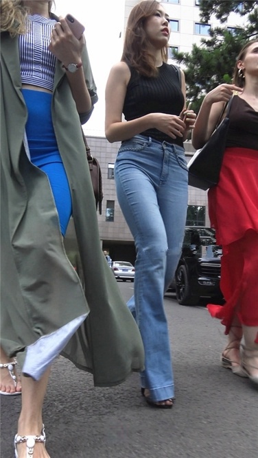 4K超清视频！高挑喇叭紧牛美女[MP4/954MB]