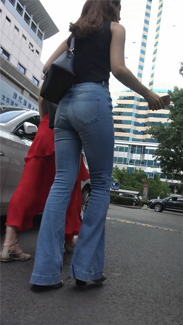 4K超清视频！高挑喇叭紧牛美女[MP4/954MB]