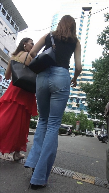 4K超清视频！高挑喇叭紧牛美女[MP4/954MB]