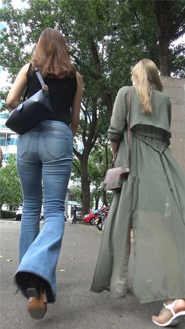 4K超清视频！高挑喇叭紧牛美女[MP4/954MB]