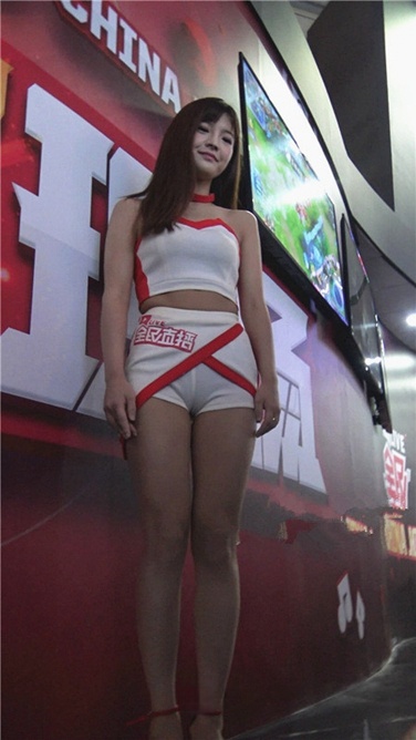 4K超清视频！CJ红高跟紧身短裤美眉[MP4/2GB]