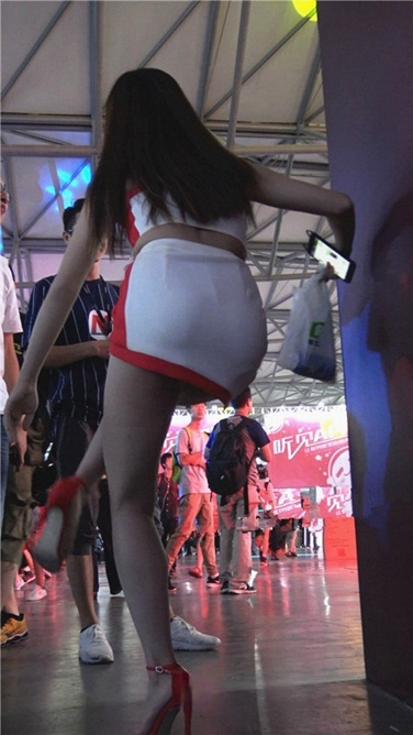 4K超清视频！CJ红高跟紧身短裤美眉[MP4/2GB]