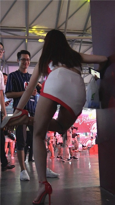 4K超清视频！CJ红高跟紧身短裤美眉[MP4/2GB]