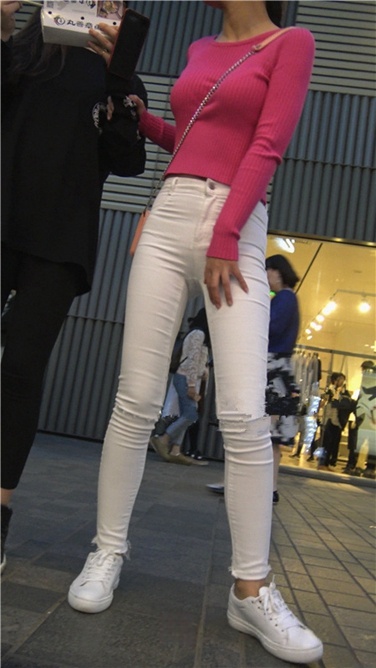 4K超清视频！性感开背紧身白裤翘臀美女[MP4/2GB]