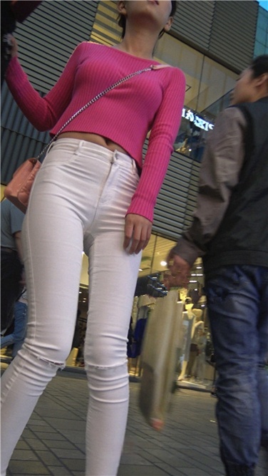 4K超清视频！性感开背紧身白裤翘臀美女[MP4/2GB]