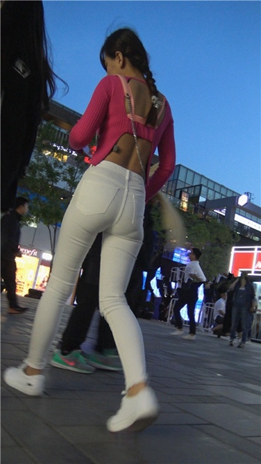 4K超清视频！性感开背紧身白裤翘臀美女[MP4/2GB]