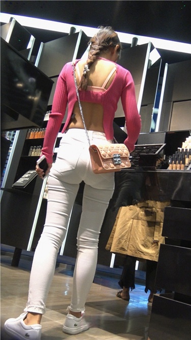 4K超清视频！性感开背紧身白裤翘臀美女[MP4/2GB]