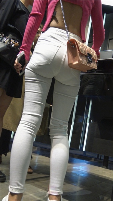 4K超清视频！性感开背紧身白裤翘臀美女[MP4/2GB]