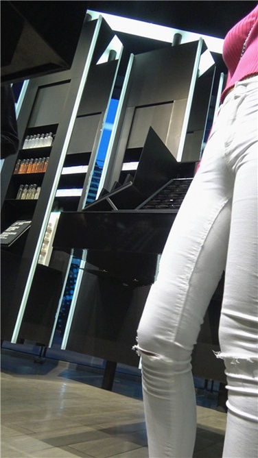 4K超清视频！性感开背紧身白裤翘臀美女[MP4/2GB]