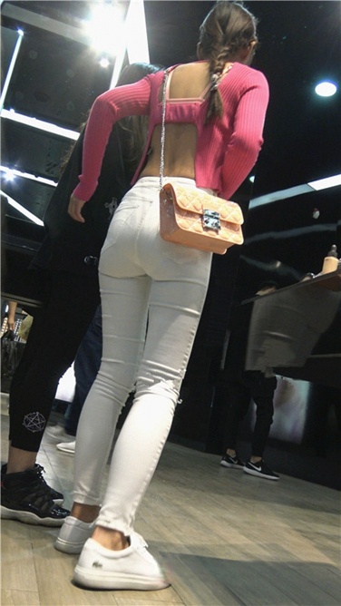 4K超清视频！性感开背紧身白裤翘臀美女[MP4/2GB]