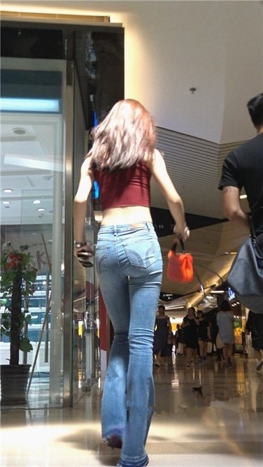 4K超清！极品喇叭紧牛路脐长发大美女[MP4/4GB]