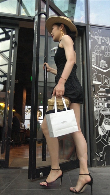 4K超清视频！性感高跟美女玉腿，笔直修长，**你的心脏