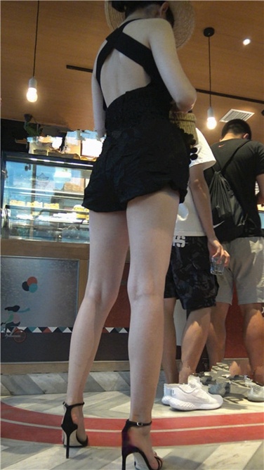 4K超清视频！性感高跟美女玉腿，笔直修长，**你的心脏