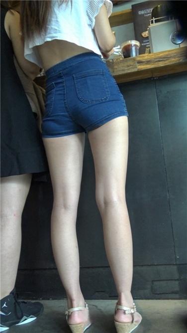 4K超清！咖啡店里的极品白嫩长腿热裤美眉[MP4/4.4GB]