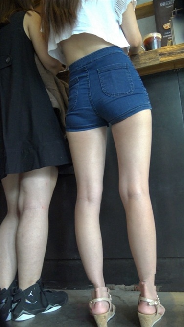 4K超清！咖啡店里的极品白嫩长腿热裤美眉[MP4/4.4GB]