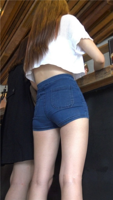 4K超清！咖啡店里的极品白嫩长腿热裤美眉[MP4/4.4GB]