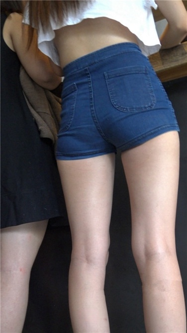 4K超清！咖啡店里的极品白嫩长腿热裤美眉[MP4/4.4GB]