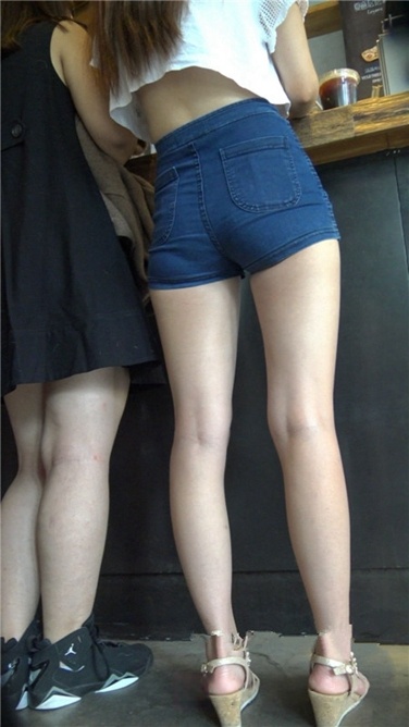 4K超清！咖啡店里的极品白嫩长腿热裤美眉[MP4/4.4GB]