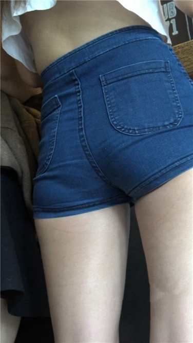 4K超清！咖啡店里的极品白嫩长腿热裤美眉[MP4/4.4GB]